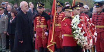“Nëna Shqipëri”, nga Begaj te Rama dhe Nikolla, politika nderon dëshmorët e Aatdheut