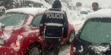 Reshjet intensive të dëborës, bllokohet , aksi rrugor bypass-Qafë Murriz në Rrugën e Arbrit