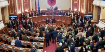 Pas tensioneve në Kuvend, Berisha dhe Bardhi njoftojnë mbledhje urgjente të grupit