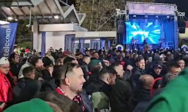 “O moldave o hiç fare”, atmosfera e zjarrtë, nuk mungojnë ngacmimet nga tifozëria kuqezi(VIDEO)