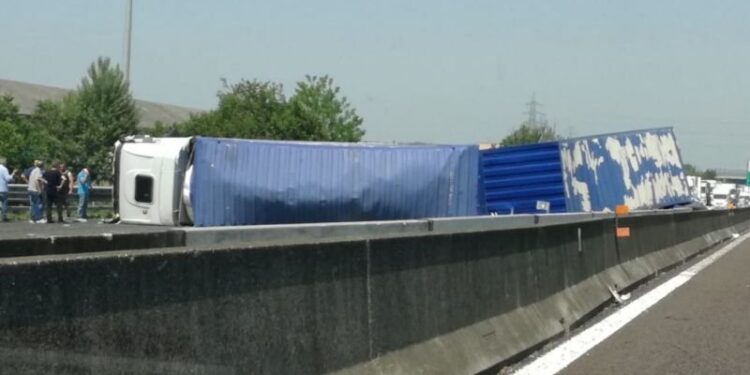 E rëndë në Itali, Kamioni me hekura zë poshtë makinën, humbin jetën 2 persona