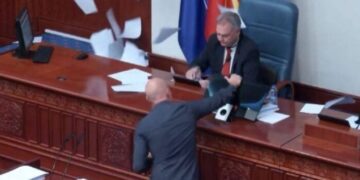 Jo vetëm në Shqipëri, incidente edhe në Maqedoninë e Veriut! Deputetët i thyejnë komjutein zv.kryetarit të Kuvendit