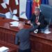 Jo vetëm në Shqipëri, incidente edhe në Maqedoninë e Veriut! Deputetët i thyejnë komjutein zv.kryetarit të Kuvendit