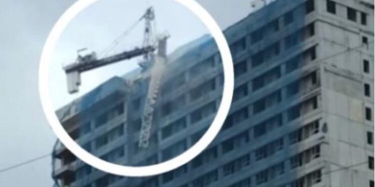Momenti kur vinçi bie nga ndërtesa shumëkatëshe pas tërmetit të fuqishëm (VIDEO)