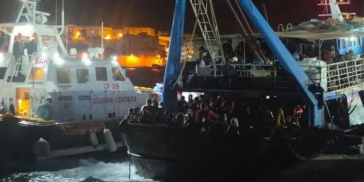 Tragjedi në det, mbytet një vajzë 2-vjeçare, 8 emigrantë shpallen të humbur në Lampedusa