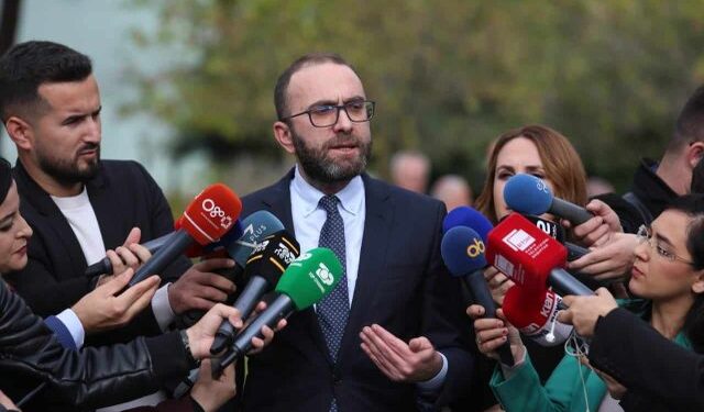 Bardhi reagon pas deklaratave të Ramës: Po tenton të shuajë zërin e opozitës në Kuvend!