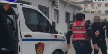 Tentoi të vriste me gërshërë brenda një lokali një 37-vjeçar, pranga të riut në Elbasan