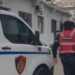 Tentoi të vriste me gërshërë brenda një lokali një 37-vjeçar, pranga të riut në Elbasan