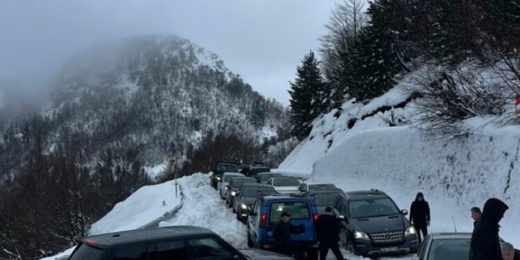 Dëborë e madhe në Qafë Thor, bllokohen dhjetëra mjete
