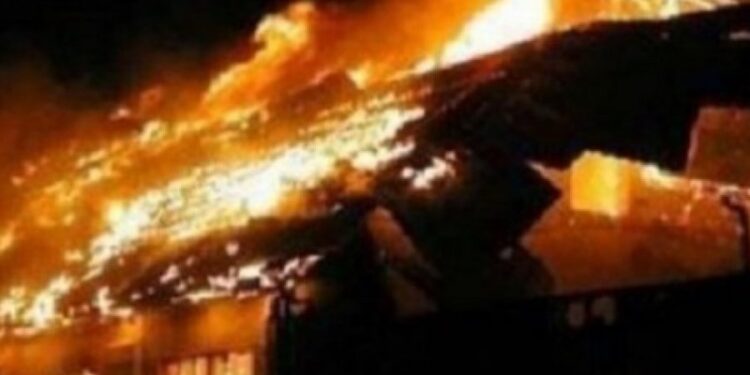 Merr flakë shtëpia e të moshuarve në Fier, disa prej tyre në gjendje të rëndë (FOTO)