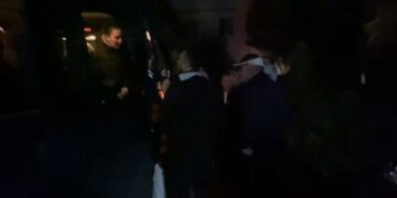 Godina u përfshi nga zjarri, të moshuarit e azilit në Fier transportohen në spital për të kaluar natën