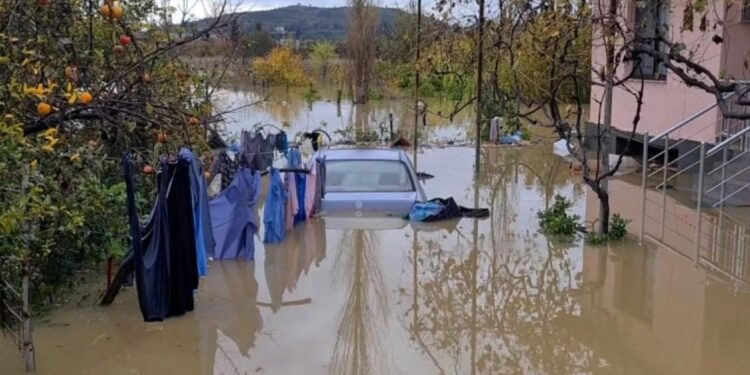 Bllokohet një familje në Lezhë nga rritja e nivelit të ujit, emergjencat civile drejt vendngjarjes