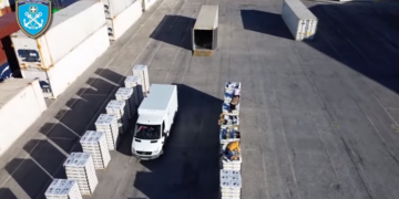 Kapet kokainë me vlerë marramendëse në Portin e Pireut, ishte fshehur mes arkave me banane