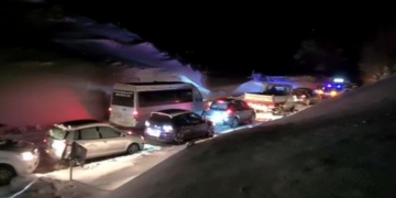 Radhë kilometrike e automjeteve të bllokuara prej pesë orësh në Qafë Murriz, policia jep njoftimin e rëndësishëm për shoferët