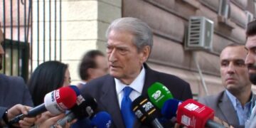 Përplasja opozitë-mazhorancë, Berisha plas deklaratën e fortë: Po miratojnë buxhetin në një lokal, Nikolla do hetohet pasi mbylli deputetët në ashensor