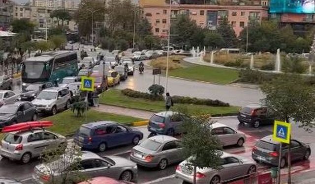 Jo vetëm përmbytje! Trafik i rënduar në zonën e Zogut të Zi në Tiranë