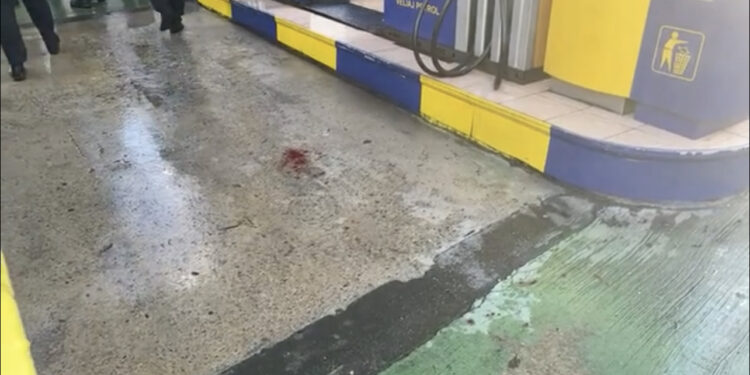 ‘Dy punonjës të plagosur’, njolla gjaku ende në vendngjarje, pamjet nga pika e karburantit në Tiranë ku ndodhi shpërthimi