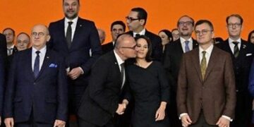 “Moment i turpshëm, dhunë”, puthja e ministrit të Jashtëm kroat për homologen gjermane shkakton zemërim në rrjet