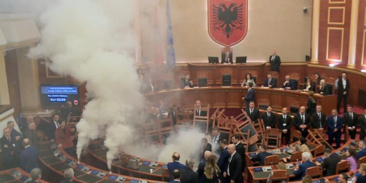 Gazetarët u penguan gjatë punës para Parlamentit, reagon Garda e Republikës