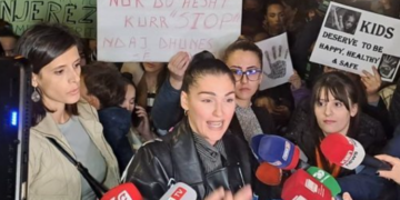 “Kemi prekur fundin”, Eliona Pitarka nuk mban lotët në protestën për dhunën ndaj 3-vjeçares