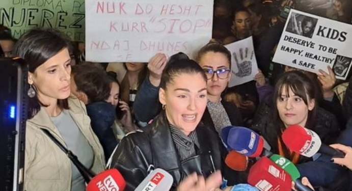 “Kemi prekur fundin”, Eliona Pitarka nuk mban lotët në protestën për dhunën ndaj 3-vjeçares