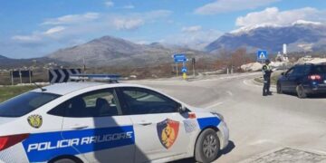 Nuk iu bind urdhrit të policisë për të ndaluar, kapet me armë një person në Vlorë