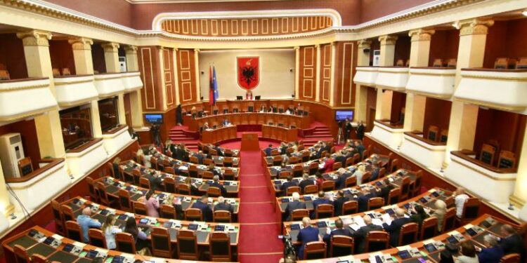 Rriten dyfish pagat dhe shpërblimet për deputetët, sa u shkojnë të ardhurat në muaj