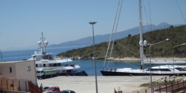 Tërhoqën pa leje velierën në Sarandë, arrestohen 4 egjiptianë dhe pronari shqiptar