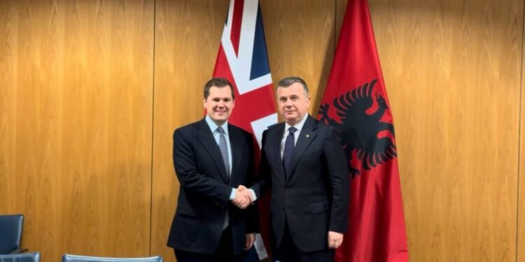 Ministri Balla vizitë zyrtare në MB, takim me ministrin për Emigracionin: Kalimi i shqiptarëve përmes La Manshit nuk ekziston më