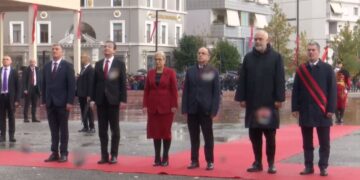 Ceremoni zyrtare për 111-vjetorin e Pavarësisë, Rama dhe Kurti bashkë në Vlorë