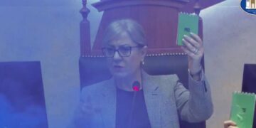 Kuvendi miratoi ligjet në mes të kaosit dhe tymit, mbyllet seanca