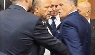 “Mos i lëviz karriget”, deputeti i PS, Qefalia shtyn deputetët e opozitës