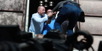 Garda u mbylli derën, Flamur Noka dhe të tjerët futen nga dritarja në Kuvend