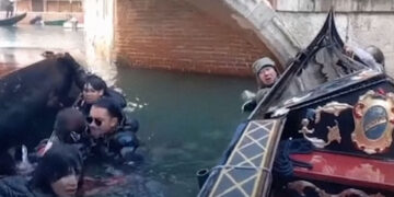 Injoruan urdhrat dhe u çuan të bënin selfie, turistët bien nga varka në Venecia(VIDEO)