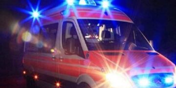 Shkoi për piknik me shokët, por ra nga shkëmbi, i riu niset me urgjencë drejt spitalit