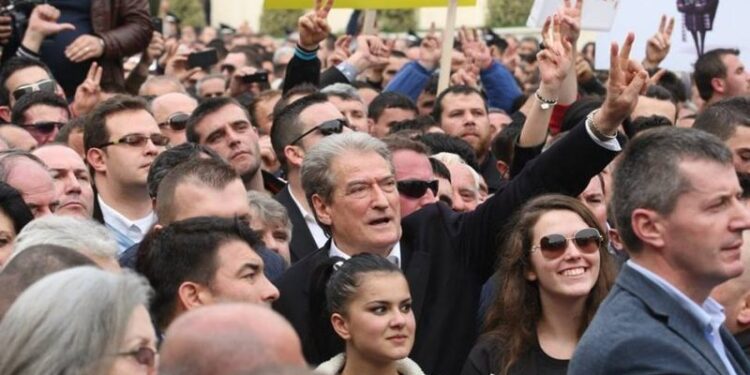 Nesër Kuvendi voton për arrestin e “non gratës”, Halit Valteri nxjerr ‘zbuluar’ skenarin e Berishës: Në celularët tonë qarkullojnë me qindra SMS për t’ju bashkuar protestës