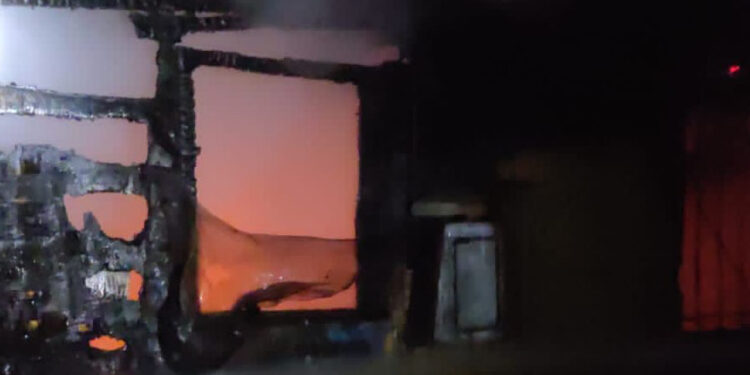 Përfshihet nga flakët banesa e një të moshuari në Fier