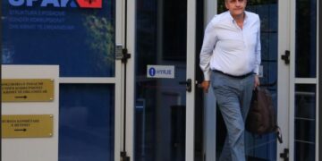 Beqaj shkon në SPAK, por parkon gabim, policia i vendos gjobë