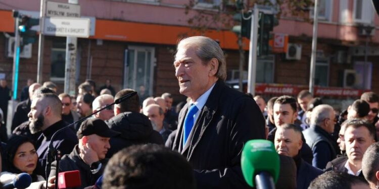 Berisha thirrje qytetarëve: Shqiptarë zgjohuni