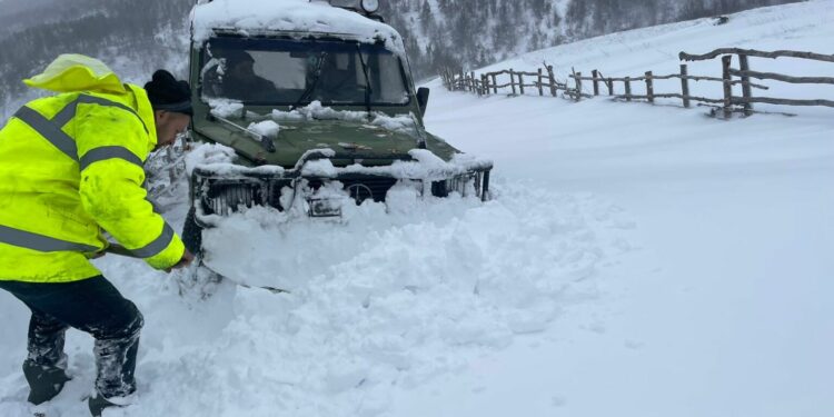 Rreshjet e borës bllokojnë rrugët, del në terren grupi i emergjencave