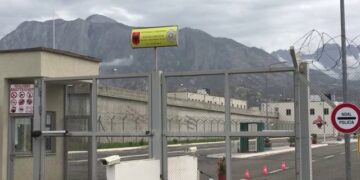 Fusnin drogën në qeli dy të burgosurve bashkë me shefin e policisë, zbulohen emrat dhe imazhet e të dënuarve