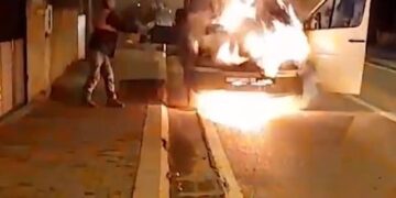 Përfshihet nga zjarri teksa ishte në lëvizje, flakët ‘përpijnë’ automjetin në Elbasan