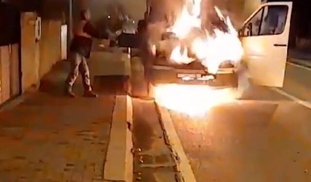 Përfshihet nga zjarri teksa ishte në lëvizje, flakët ‘përpijnë’ automjetin në Elbasan