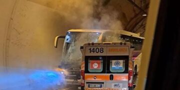 Ambulanca përplaset ‘kokë më kokë’ me një autobus fëmijësh, raportohet për viktima