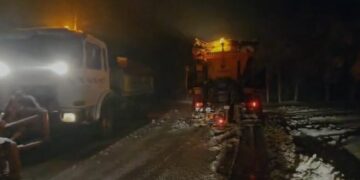 Qarku i Korçës përfshihet nga reshjet e dëborës, policia del me apelin e fortë për shoferët: Respektoni sinjalistikën dhe përdorni goma dimërore