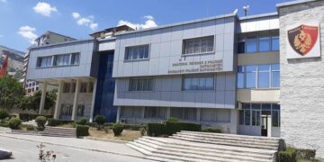 Vodhën dy banesa, e pësojnë keq dy të rinjtë në Gjirokastër