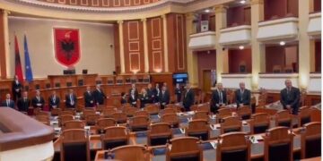 Miratohen ndryshimet në rregulloren e Kuvendit në Këshillin e Mandateve, asnjë deputet i opozitës i pranishëm në mbledhje