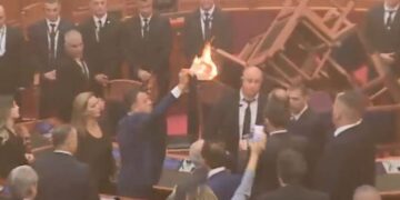 Tymuese dhe zjarr në seancën plenare, punonjësit e BKH-së ‘zbarkojnë’ në Kuvend