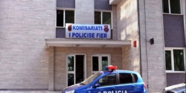 I riu në Fier mbahet peng, në pranga tre persona, mes tyre dhe një polic