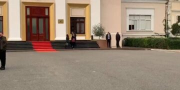 Pak përpara nisjes së protestës së opozitës, ja çfarë bëjnë deputetët e mazhorancës